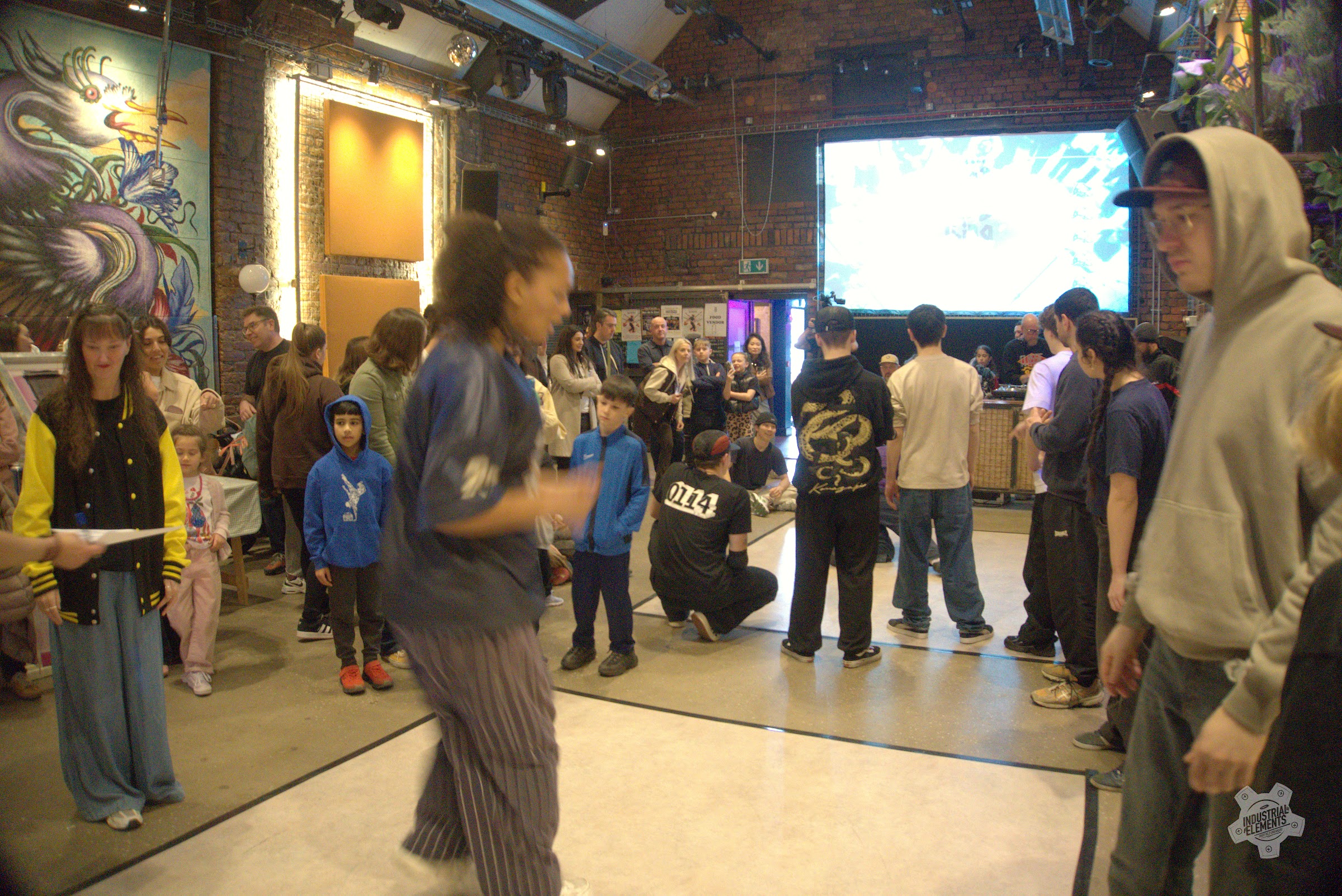 Industrial Elements dancers in a breaking session